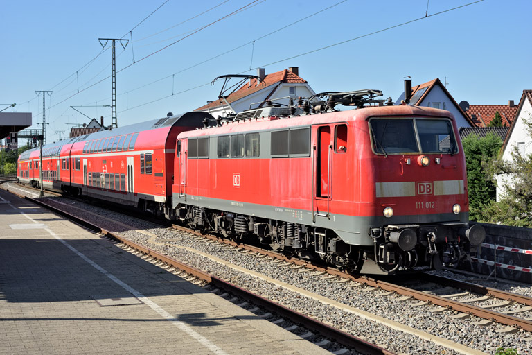 111 012 mit RE 28491 bei km 16,8 (Juli 2026)