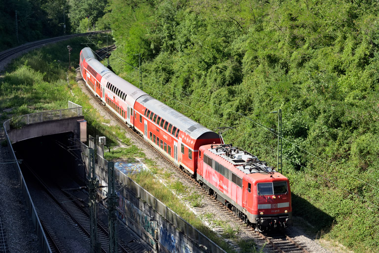 111 121 mit RE 28489 bei km 13,8 (August 2026)