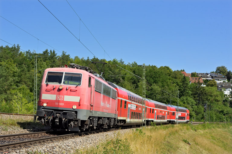 111 189 mit RE 28479 bei km 13,4 (August 2026)