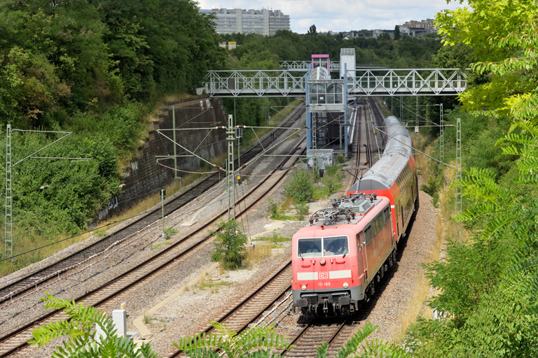 111 189 mit RE 28481 bei km 14,4 (Juli 2026)