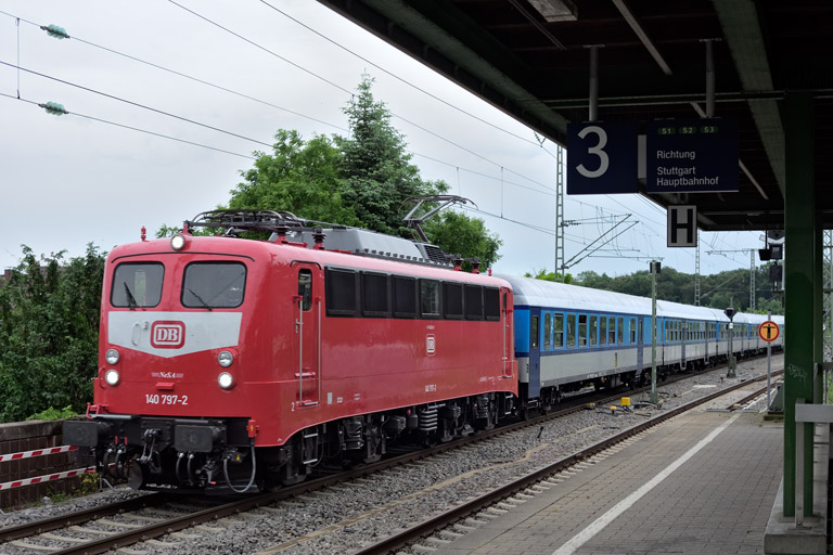 140 797 mit RE 1827 bei km 16,8 (Mai 2026)