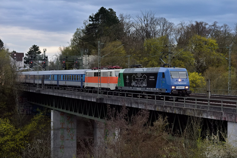 145 044 und 111-185 mit RE 1827 bei km 14,6 (April 2026)