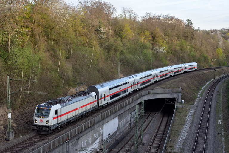 147 575 mit IC 1981 bei km 13,8 (April 2026)