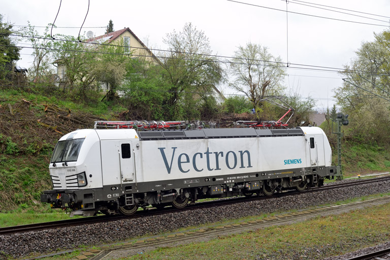 101 001 als Tfzf 321 bei km 17,2 (April 2026)