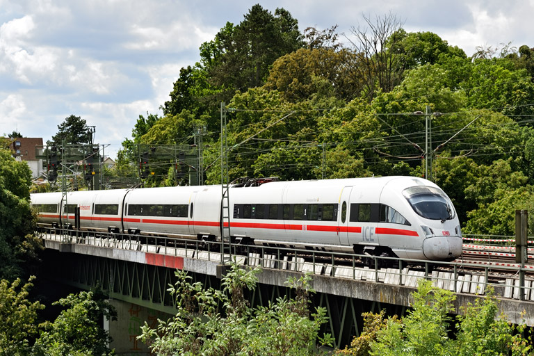 411 063 als IC 2836 bei km 14,6 (Juli 2026)