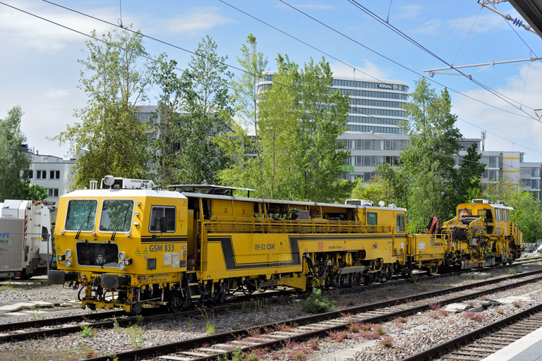 Stopf- und Planiermaschinenzug bei km 15,8 (Mai 2026)